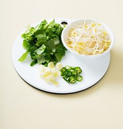 2. 콩나물은 물에 씻어 체에 밭쳐 물기를 빼고 얼갈이배추는 잎을 떼어내어 먹기 좋게 썬다. 대파와 청양고추는 송송 썬다.