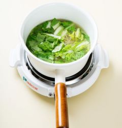 3. 멸치 국물에 된장을 넣어 푼 다음 콩나물과 얼갈이배추를 넣어 뚜껑을 덮고 센 불에 끓인다.