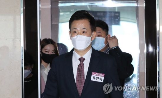 박근혜 전 대통령의 최측근인 유영하 변호사가 14일 오후 서울 여의도 국회 의원회관의 미래한국당 비례후보 공천 면접자 대기 장소로 들어오고 있다./사진=연합뉴스