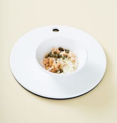 3. 연어 통조림을 따서 기름을 제거하고 양파, 케이퍼, 마요네즈, 레몬즙을 넣어 섞은 다음 소금과 후춧가루로 간을 한다.