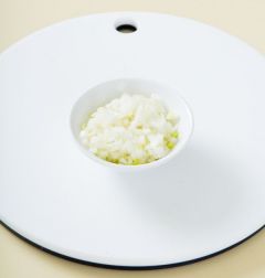 2. 양파는 잘게 다진다.