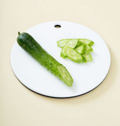 1. 오이는 어슷하게 슬라이스로 자른다.