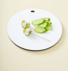 4. 오이에 ③을 얹고 가로로 꼬치를 꿴 다음 파슬리로 장식한다.