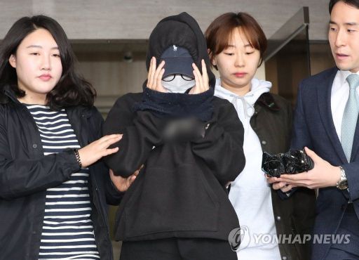 홍익대 회화과의 인체 누드 크로키 수업에서 남성 모델의 나체 사진을 유출한 것으로 밝혀진 동료모델 안모(25·여)씨가 12일 오후 서울서부지법에서 영장실질심사를 받기 위해 마포경찰서를 나서고 있다/사진=연합뉴스