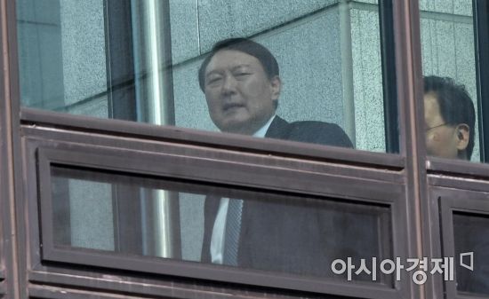 윤석열 검찰총장이 지난달 10일 서울 서초구 대검찰청에서 열린 전국 지검장 및 선거 담당 부장검사 회의 참석자들과 오찬을 위해 구내식당으로 향하고 있다./김현민 기자 kimhyun81@