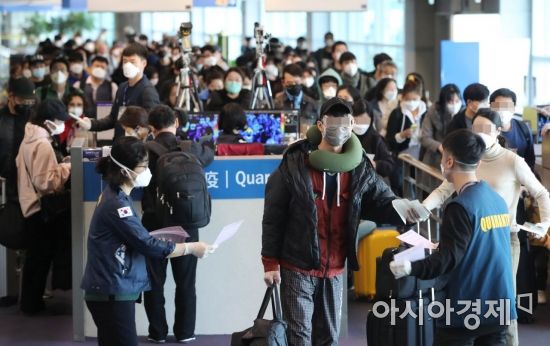 정부가 코로나19의 유입을 막기 위해 전 세계 모든 입국자를 대상으로 특별입국절차를 확대 적용한 19일 인천국제공항 입국장의 모습. [사진=아시아경제 문호남 기자]