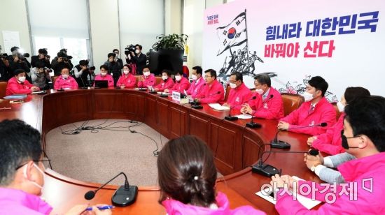 황교안 미래통합당 대표가 23일 국회에서 열린 중앙선거대책위원회의에 참석, 모두발언을 하고 있다./윤동주 기자 doso7@