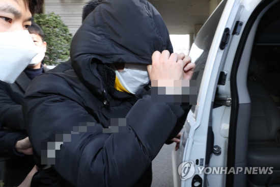 미성년자 등을 협박해 성 착취물을 찍게 하고 이를 모바일 메신저 텔레그램에서 유포한 혐의로 구속영장이 신청된 20대 남성 A씨가 지난 19일 오후 서울 서초동 서울중앙지법에서 영장실질심사를 받은 뒤 법정에서 나오고 있다.

A씨가 텔레그램에서 유료로 운영한 이른바 '박사방'이라는 음란 채널에는 미성년자 등 여러 여성을 상대로 한 성 착취 영상과 사진이 다수 올려졌다. [이미지출처=연합뉴스]