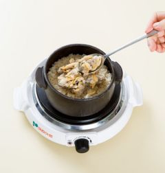 5. 밥이 다 되면 섞어서 그릇에 담고 바지락살, 대파, 김가루를 올린다.