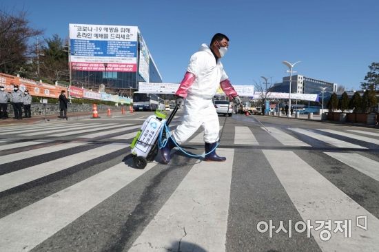 서울시와 경찰이 코로나19 확산을 막기 위해 주말 예배를 강행한 교회에 대해 현장 감독에 나선 22일 서울 구로구 연세중앙교회에서 주민들이 방역 작업을 하고 있다. /문호남 기자 munonam@