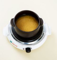 4. 쌀에 분량의 양념 재료를 넣고 바지락 국물 1컵을 넣어 밥을 짓는다.