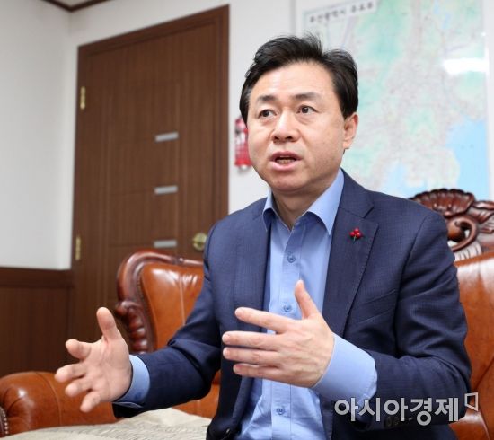 김영춘 더불어민주당 부산선대위원장./부산=윤동주 기자 doso7@