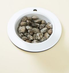 2. 바지락은 소금물에 해감을 시키고 냄비에 물 1컵과 맛술, 후춧가루를 넣어 바지락이 입을 벌리면 불을 끄고 바지락을 건져낸다.(Tip 바지락 500g 기준 바지락이 잠길정도의 물을 넣고 굵은소금 1을 넣어 20분정도 담가 해감한다.)