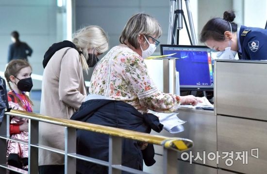 정부가 코로나19의 유입을 막기 위해 전 세계 모든 입국자를 대상으로 특별입국절차를 확대 적용한 19일 인천국제공항 1터미널에서 독일 프랑크푸르트발 여객기를 타고 도착한 승객들이 특별입국절차를 거치고 있다. /문호남 기자 munonam@