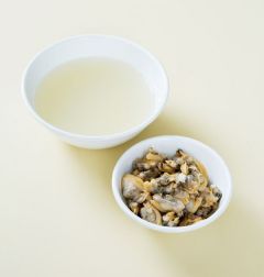 3. 바지락살은 발라내고 국물은 고운체에 거른다.