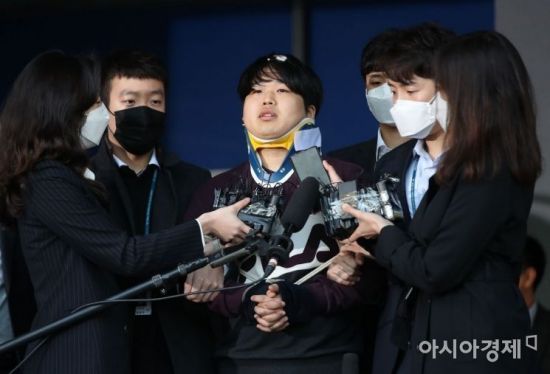 인터넷 메신저 텔레그램에서 미성년자 등 수십 명의 여성을 협박, 촬영을 강요해 만든 음란물을 유포한 '박사방' 운영자 조주빈씨가 25일 오전 서울 종로경찰서에서 검찰로 송치되기 위해 나오고 있다. /문호남 기자 munonam@