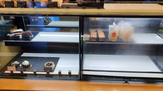 지난 17일 서울 동대문구의 한 스타벅스 매장 매대 모습. 인근 학교의 개학이 연기되며 매출이 급감해 발주량을 50% 이상 줄였다.