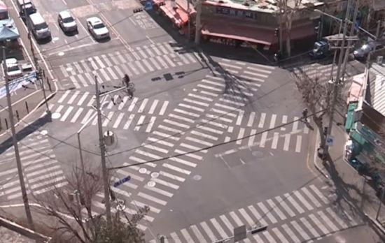 서울 시내 한 사거리의 대각선 횡단보도의 모습. 신종 코로나바이러스감염증(코로나19)의 영향으로 텅 비어 있습니다. [사진=유튜브 화면캡처]