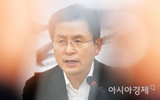 황교안 미래통합당 대표가 26일 국회에서 열린 중앙선거대책위원회의에 참석, 모두발언을 하고 있다./윤동주 기자 doso7@