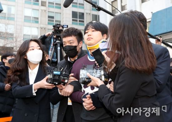 인터넷 메신저 텔레그램에서 미성년자 등 수십 명의 여성을 협박, 촬영을 강요해 만든 음란물을 유포한 '박사방' 운영자 조주빈씨가 25일 오전 서울 종로경찰서에서 검찰로 송치되기 위해 나오고 있다. /문호남 기자 munonam@