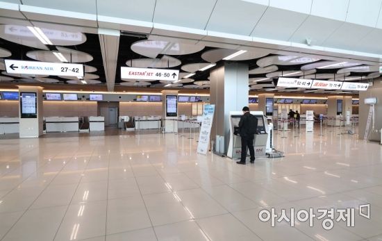 24일 이스타항공이 코로나19 확산 여파로 국제선에 이어 국내선 전 노선 운항을 중단하기로 했다. 우리나라 항공사 가운데 첫 셧다운이다. 이날 서울 강서구 김포공항 국내선 청사 이스타항공 발권 창구가 한산하다. /문호남 기자 munonam@