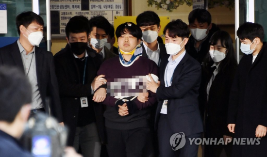 미성년자를 포함한 여성을 협박해 성 착취 불법 촬영물을 제작하고 유포한 텔레그램 '박사방' 운영자 조주빈이 지난 25일 오전 서울 종로경찰서에서 검찰로 송치되고 있다. [이미지출처=연합뉴스]