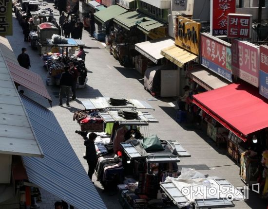 주말을 맞은 8일 서울의 대표 재래시장인 남대문 시장이 코로나19 영향으로 썰렁한 모습을 보여주고 있다./윤동주 기자 doso7@