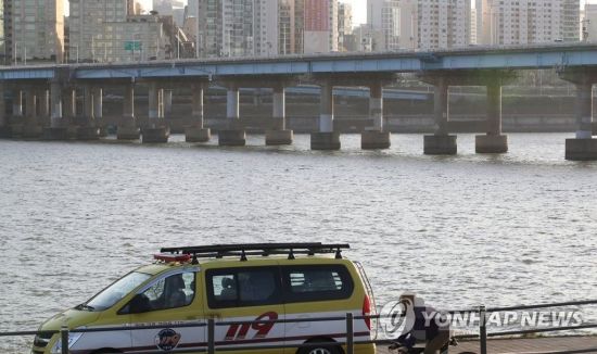 미성년자 성 착취물을 제작·유포한 인터넷 메신저 텔레그램 '박사방'에 가담한 것으로 추정되는 남성이 한강에 투신했다. 27일 경찰에 따르면 이날 오전 2시47분께 한강 영동대교에서 40대 남성 A씨가 극단적인 선택을 했다. 사진은 27일 오후 한강 영동대교 부근 모습. [이미지출처=연합뉴스]