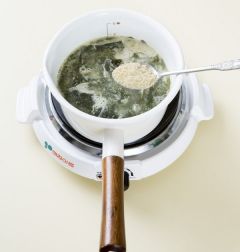 4. 국물이 잘 우러나면 소금으로 간을 맞추고 들깨가루를 넣고 푼 다음 3분 정도 더 끓인다. 
(Tip 들깨가루는 산패하기 쉬워서 냉장고에 보관하는 것이 좋다. 들깨는 껍질을 벗긴 것과 벗기지 않은 것이 있다. 미역국에는 들깨껍질을 벗긴 것이 더 잘 어울린다.)