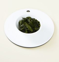 1. 마른 미역은 찬물에 10분 정도 불려서 물에 씻어 물기를 꼭 짠다.