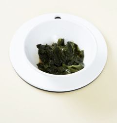 2. 불린 미역은 먹기 좋은 크기로 썰어 분량의 양념에 조물조물 무친다.
(Tip 미역국에 참치한스푼을 넣으면 감칠맛이 나서 맛내기가 쉽다. 참치한스푼이 없다면 국간장이나 액젓을 활용하면 된다.)