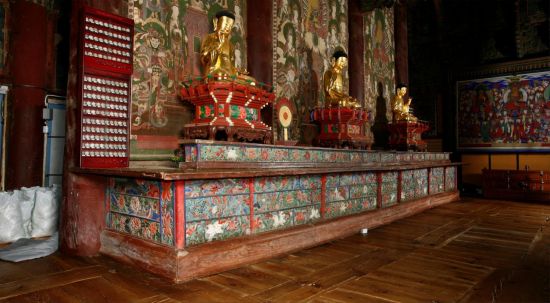 김천 직지사 대웅전 수미단(보물 제1859호)