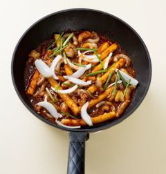 4. 낙지를 넣고 센 불에 3분 정도 볶다가 양파, 실파, 청양고추를 넣어 1분정도 볶는다.