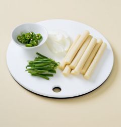 2. 밀가루떡은 가닥가닥 떼어낸다. 양파는 채 썰고 실파는 먹기 좋은 길이로 썰고 청양고추는 송송 썬다.