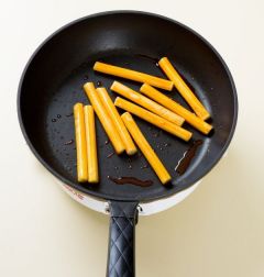 3. 팬에 고추기름을 두르고 밀가루떡을 넣어 2~3분 정도 노릇노릇하게 볶는다.