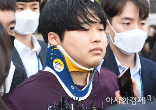 인터넷 메신저 텔레그램에서 미성년자 등 수십 명의 여성을 협박, 촬영을 강요해 만든 음란물을 유포한 '박사방' 운영자 조주빈씨가 25일 오전 서울 종로경찰서에서 검찰로 송치되기 위해 나오고 있다. /문호남 기자 munonam@