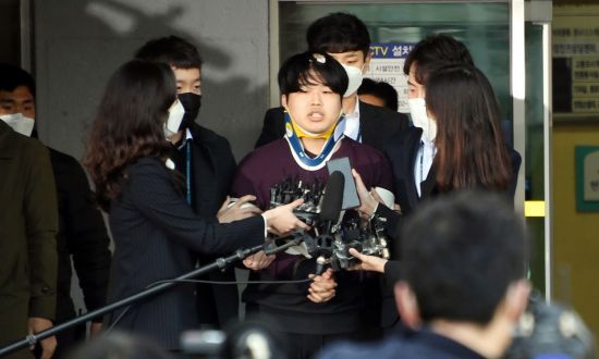 미성년자를 포함한 여성을 협박해 성 착취 불법 촬영물을 제작하고 유포한 텔레그램 '박사방' 운영자 조주빈이 25일 오전 서울 종로경찰서에서 검찰로 송치되고 있다. [이미지출처=연합뉴스]