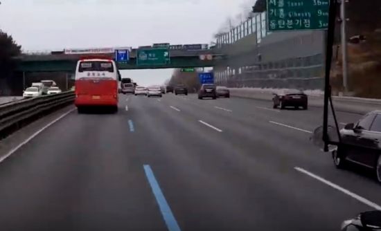 거리는 시간으로 표현할 때 더 쉽게 이해됩니다. 경부고속도로를 주행 중인 차량들. [사진=유튜브 화면캡처]