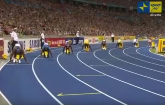 육상 200m 달리기의 출발선 모습. 각 레인 간 거리 차가 크지 않습니다. [사진=유튜브 화면캡처]