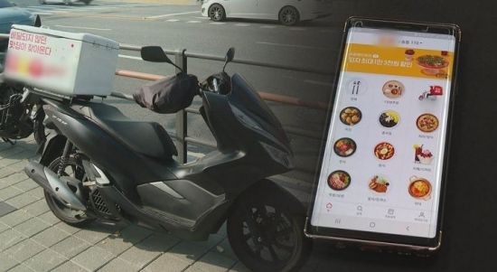 배민은 최근 영세 사업자들에게 도움을 주겠다며 수수료 부과 방식을 바꿨다. 기존 월 8만8000원 월정액 광고 중심의 체계를 개편해 주문 1건당 5.8%의 수수료를 부과하는 방식이다./사진=연합뉴스