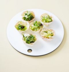 3. 만두피를 머핀 틀에서 빼내어 식힌 다음 어린잎 채소와 사워크림 소스를 넣는다.
(Tip사워크림이 없다면 플레인 요거트나 마요네즈 계열의 드레싱을 이용한다.)