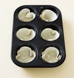 1. 만두피는 머핀 틀에 넣어 200℃의 오븐에서 노릇노릇하게 7~8분 정도 굽는다. 
(Tip 예열되 오븐에 구우면 더 노릇노릇하게 구워진다.)