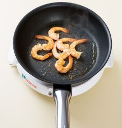 2. 칵테일 새우는 분량의 양념 재료에 섞은 다음 팬에 노릇노릇하게 굽는다.
(올리브오일 2, 칠리 파우더 약간, 소금.후춧가루 약간씩)