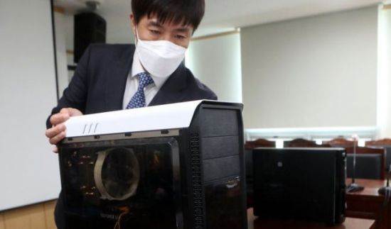 7일 오전 경기도 의정부시 경기북부지방경찰청에서 열린 인터넷 메신저 ‘디스코드' 성착취물 채널 운영자 및 유포자 검거 브리핑에서 디지털성범죄 특별수사단이 압수물품을 공개하고 있다. 연합뉴스