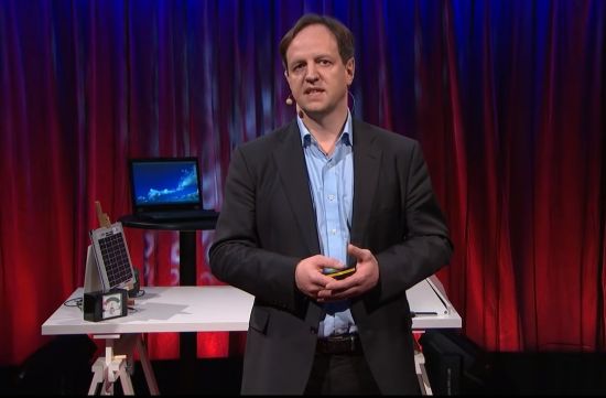 2015년 한 강연에서 라이파이(Li-Fi) 시연을 하고 있는 해럴드 하스 영국 에딘버러대 교수. [사진=유튜브 화면캡처]