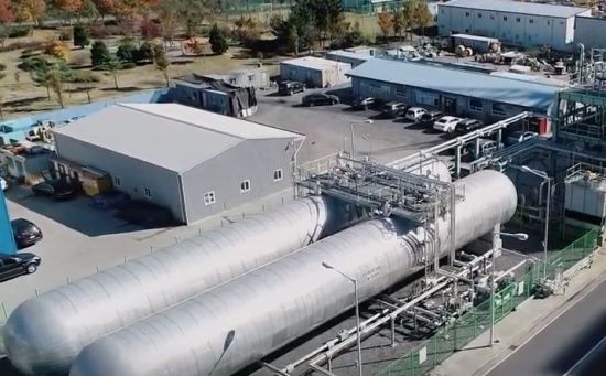 국내서 운영 중인 이산화탄소 저장소의 모습. 사진 아래쪽 긴 원통형 탱크가 저장소입니다. [사진=한국중부발전 홍보화면캡처]