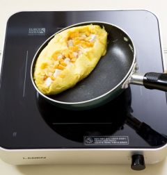 4. 도톰한 모양으로 익혀 김치, 두부, 치즈를 넣고 오믈렛 모양으로 만든다. 접시에 담고 토마토케첩을 뿌린다.