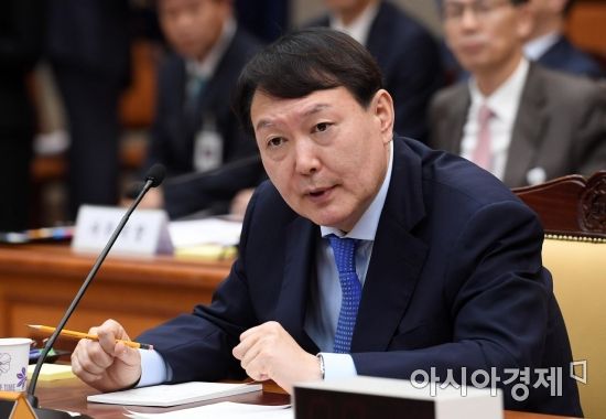 윤석열 검찰총장이 17일 서울 서초구 대검찰청에서 열린 국회 법제사법위원회 국정감사에서 의원 질의에 답변하고 있다./김현민 기자 kimhyun81@