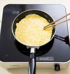 3. 팬을 달군 뒤 식용유를 두르고 달걀물을 넣어 스크램블 하듯 저어간다.