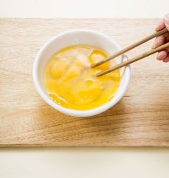 1. 달걀은 잘 풀어서 소금과 후춧가루로 간한 후 우유를 넣어 골고루 섞는다.